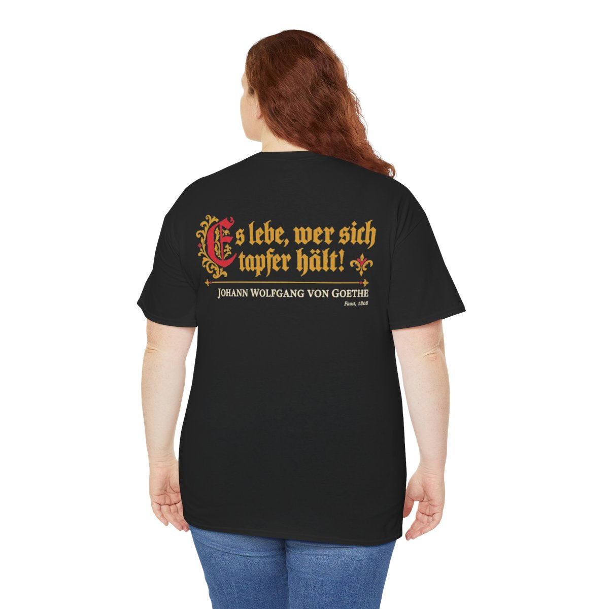 Unisex T-Shirt mit Zitat - Goethe - Es lebe, wer sich tapfer hält (Druck hinten) – person-5-back