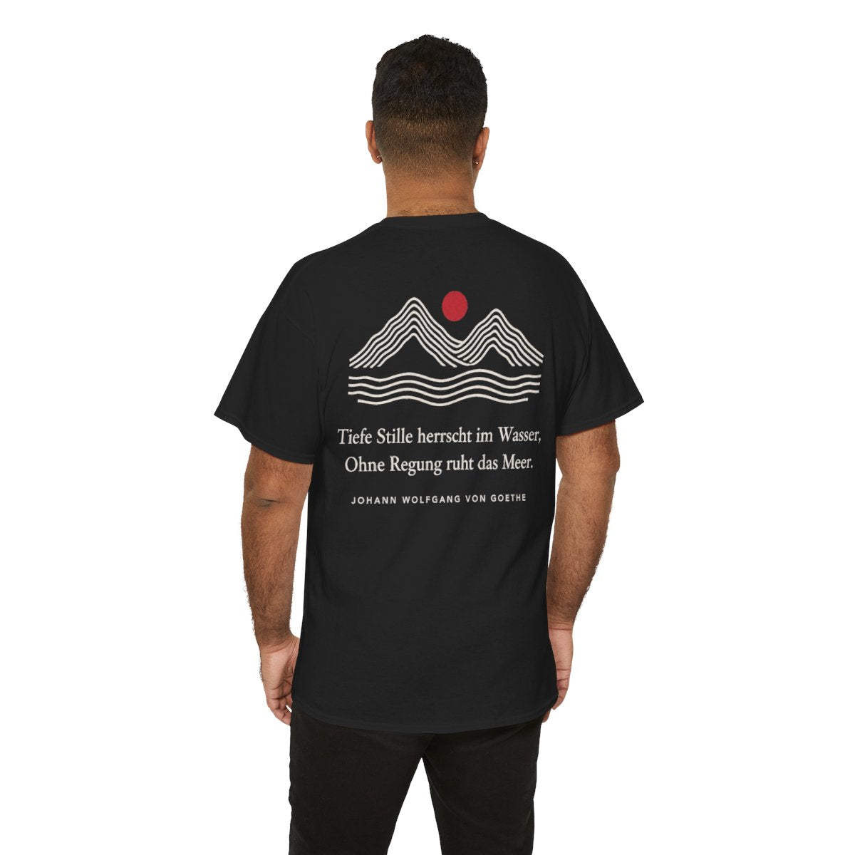 Unisex T-Shirt mit Zitat - Goethe - Tiefe Stille herrscht im Wasser Linien (Druck hinten) – person-6-back
