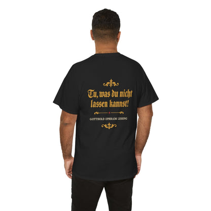Unisex T-Shirt mit Zitat - Lessing - Tu was du nicht lassen kannst Fraktur (Druck hinten) – person-6-back