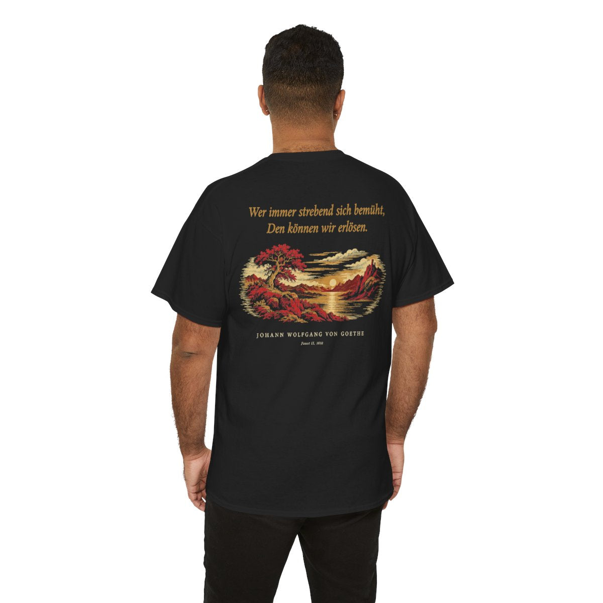 Unisex T-Shirt mit Zitat - Goethe - Wer immer strebend sich bemüht (Druck hinten) – person-6-back