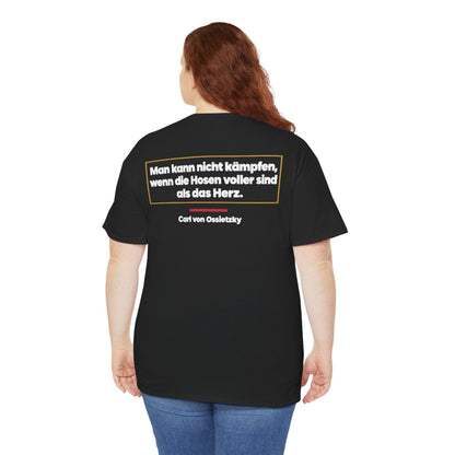 Unisex T-Shirt mit Zitat - Ossietzky - Man kann nicht kämpfen (Druck hinten) – person-5-back