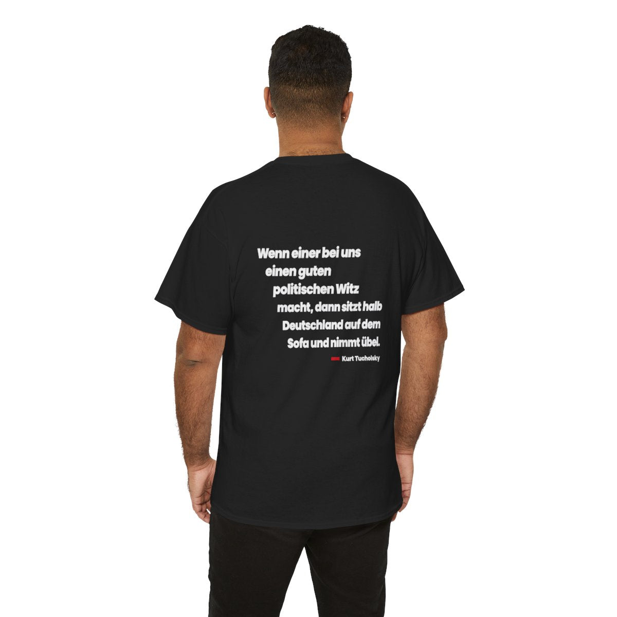 Unisex T-Shirt mit Zitat - Tucholsky - Der politische Witz (Druck hinten) – person-6-back