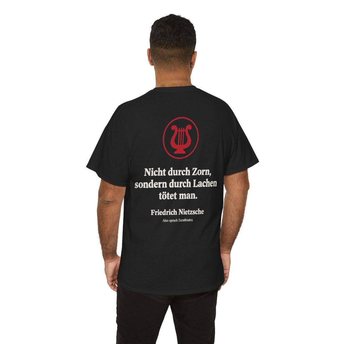 Unisex T-Shirt mit Zitat - Nietzsche - Nicht durch Zorn Symbol (Druck hinten) – person-6-back