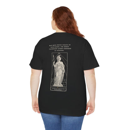 Unisex T-Shirt mit Zitat - Nietzsche - Man muss noch Chaos (Druck hinten) – person-5-back