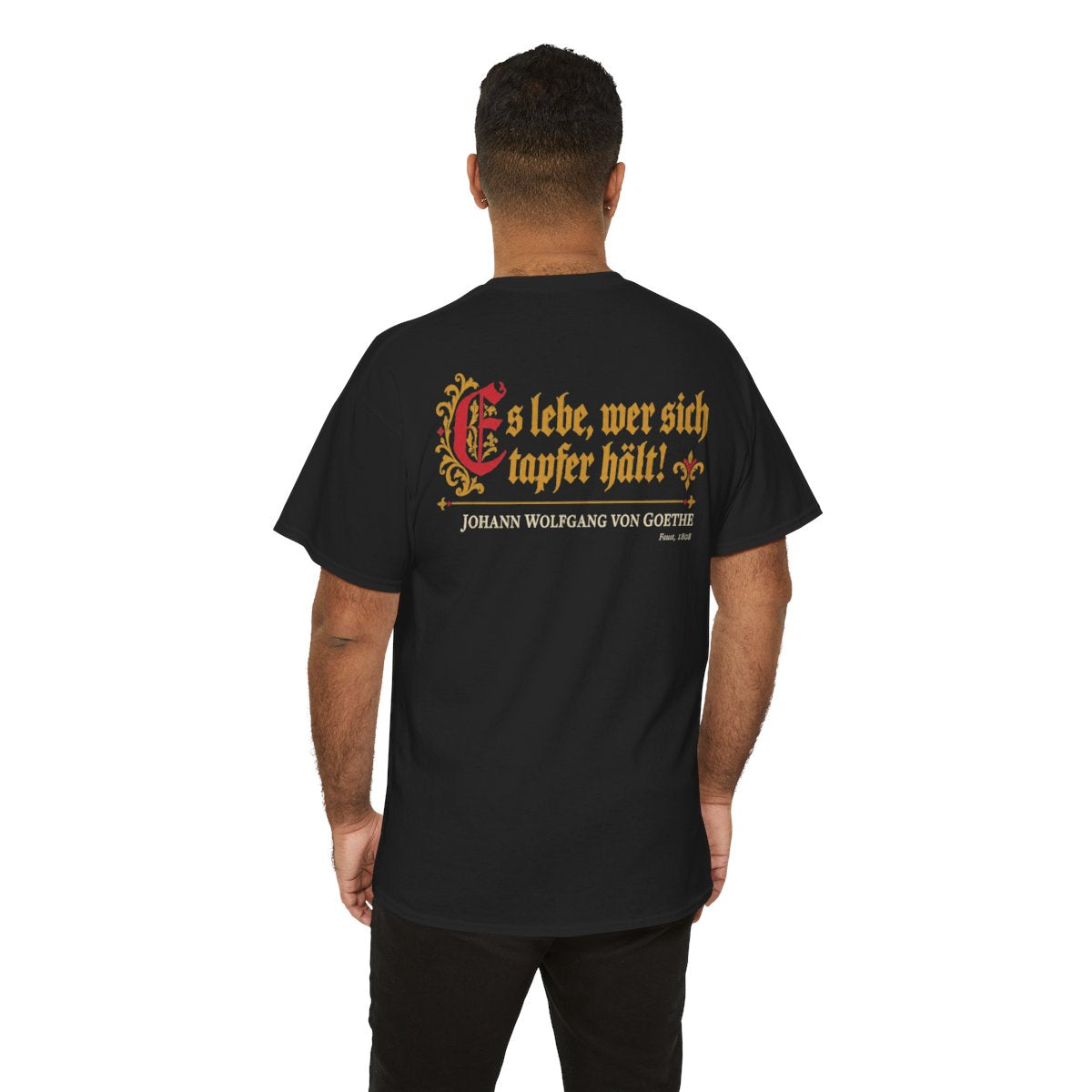 Unisex T-Shirt mit Zitat - Goethe - Es lebe, wer sich tapfer hält (Druck hinten) – person-6-back