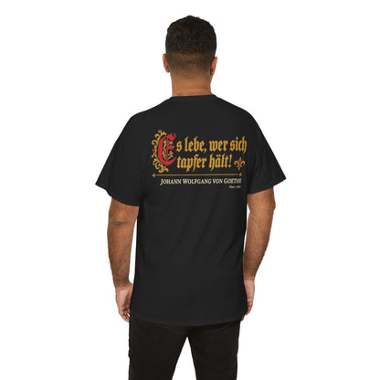 Unisex T-Shirt mit Zitat - Goethe - Es lebe, wer sich tapfer hält (Druck hinten) – person-6-back