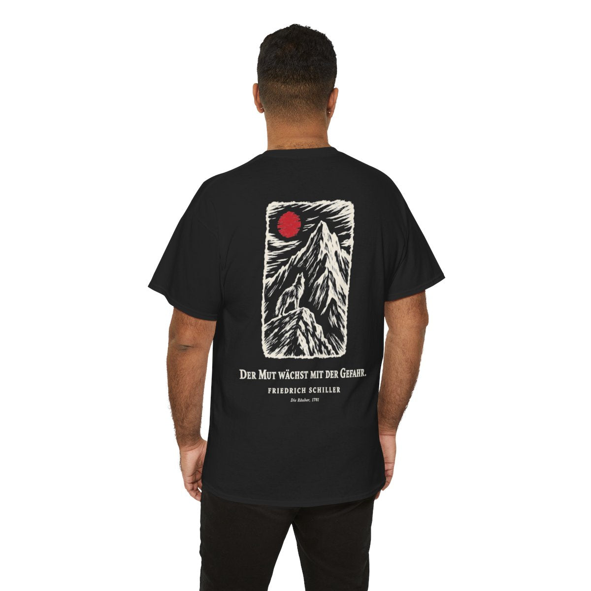 Unisex T-Shirt mit Zitat - Schiller - Der Mut wächst mit der Gefahr (Druck hinten) – person-6-back