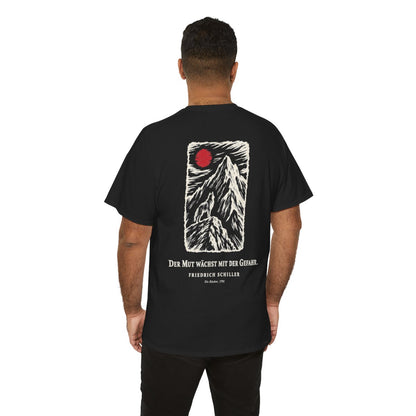 Unisex T-Shirt mit Zitat - Schiller - Der Mut wächst mit der Gefahr (Druck hinten) – person-6-back