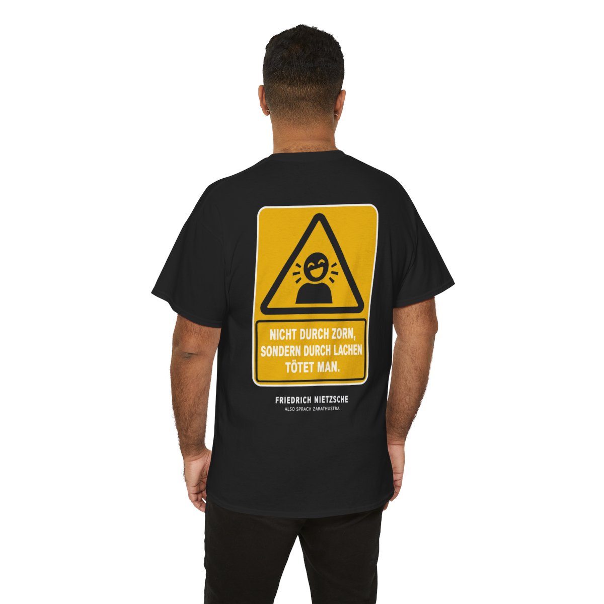Unisex T-Shirt mit Zitat - Nietzsche - Nicht durch Zorn (Druck hinten) – person-6-back