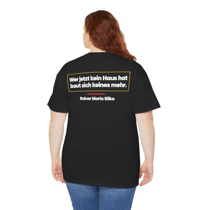 Unisex T-Shirt mit Zitat - Rilke - Wer jetzt kein Haus hat (Druck hinten) – person-5-back