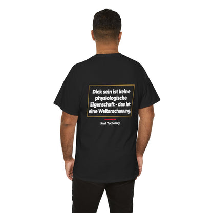 Unisex T-Shirt mit Zitat - Tucholsky - Dick sein ist eine Weltanschauung (Druck hinten) – person-6-back