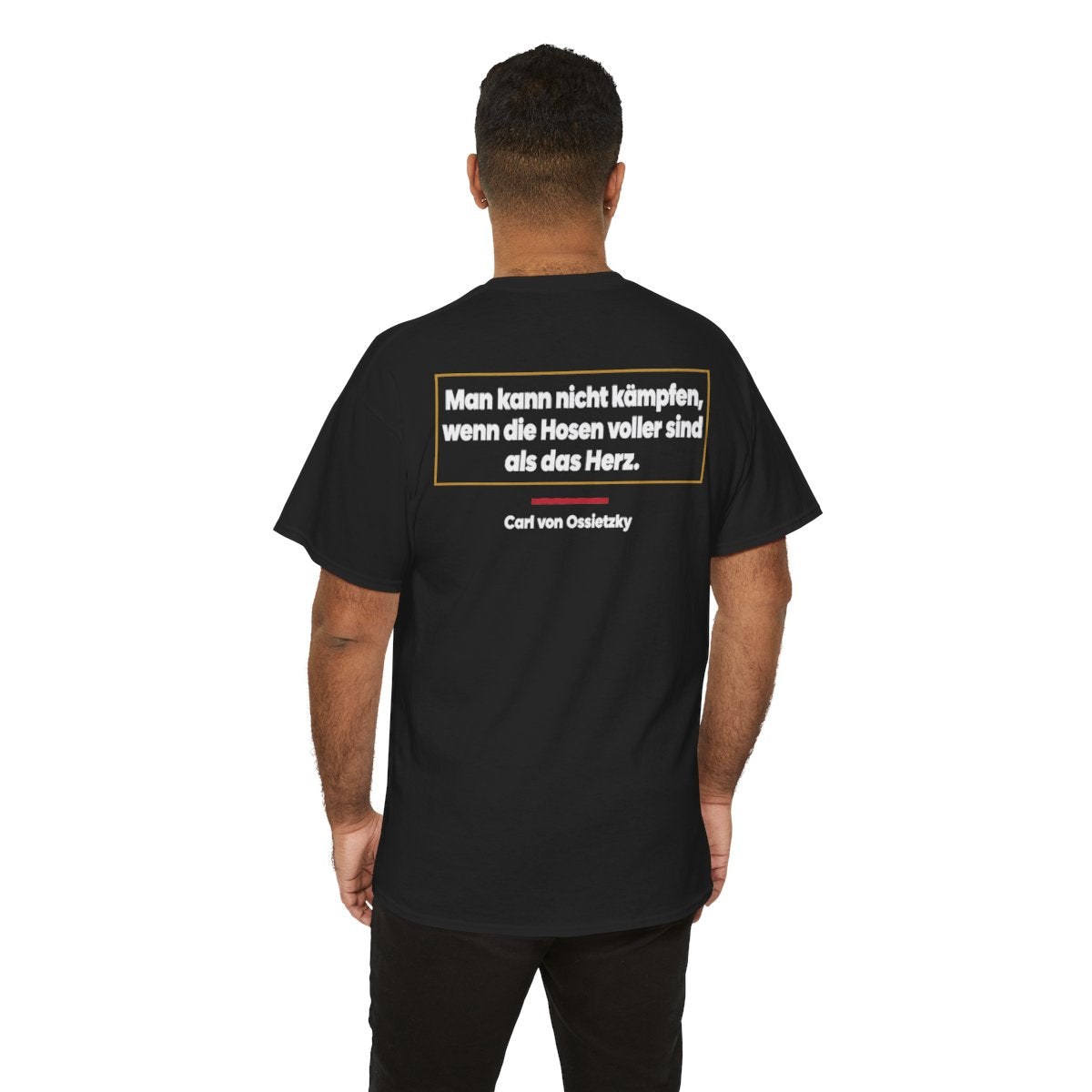 Unisex T-Shirt mit Zitat - Ossietzky - Man kann nicht kämpfen (Druck hinten) – person-6-back