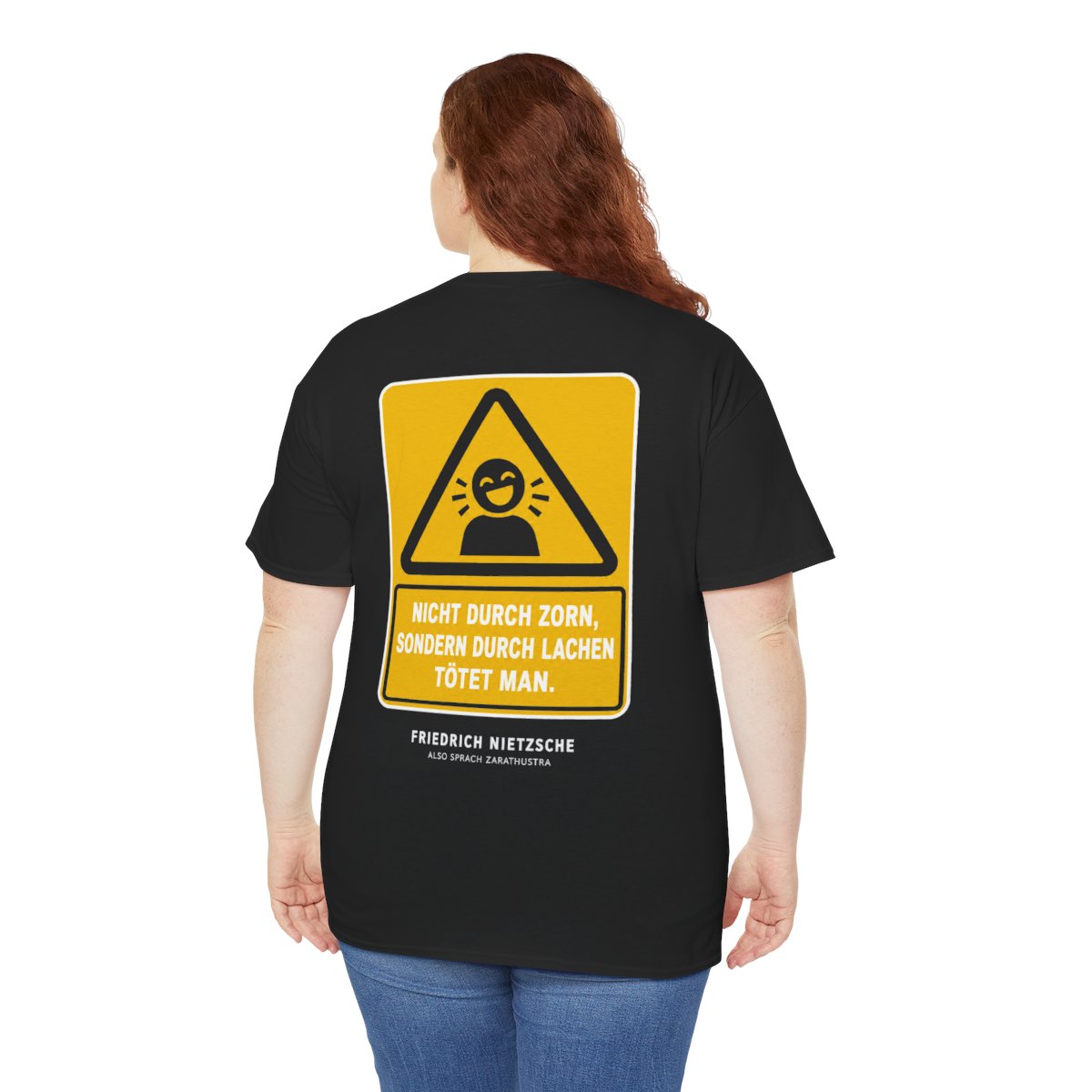 Unisex T-Shirt mit Zitat - Nietzsche - Nicht durch Zorn (Druck hinten) – person-5-back