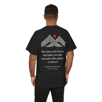 Unisex T-Shirt mit Zitat - Nietzsche - Man muss noch Chaos Linien (Druck hinten) – person-6-back