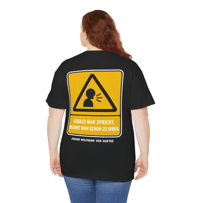 Unisex T-Shirt mit Zitat - Goethe - Sobald man spricht (Druck hinten) – person-5-back