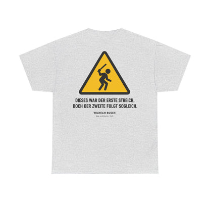 Unisex T-Shirt mit Zitat - Busch - Dieses war der erste Streich (Druck hinten) – back