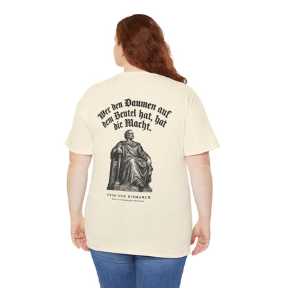 Unisex T-Shirt mit Zitat - Bismarck - Wer den Daumen (Druck hinten) – person-5-back