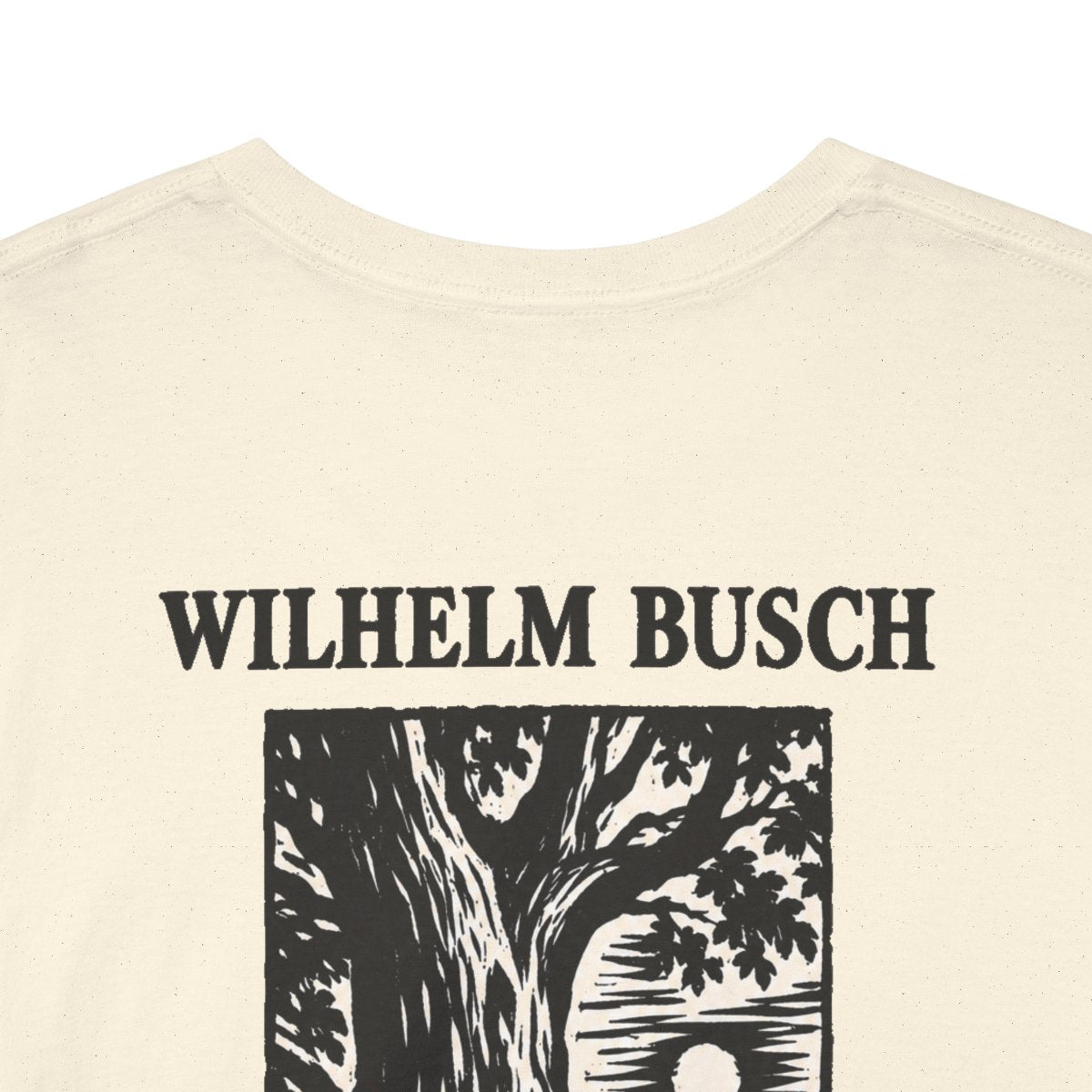 Unisex T-Shirt mit Zitat - Busch - Alte Bäume behämmert der Specht am meisten Holzschnitt (Druck hinten) – back-collar-closeup