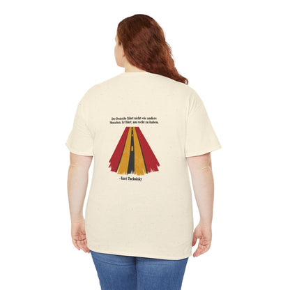 Unisex T-Shirt mit Zitat - Tucholsky - Fährt um recht zu haben (Druck hinten) – person-5-back