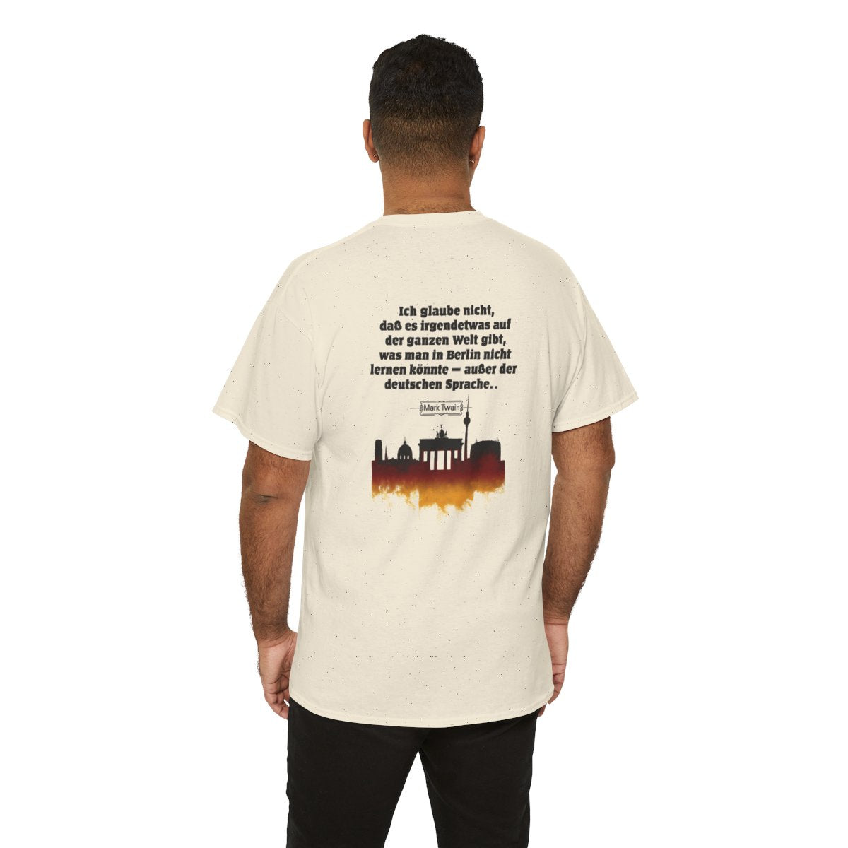 Unisex T-Shirt mit Zitat - Twain - Berlin und die deutsche Sprache (Druck hinten) – person-6-back