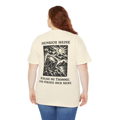 Unisex T-Shirt mit Zitat - Heine - Schlage die Trommel und fürchte dich nicht (Druck hinten) – person-5-back