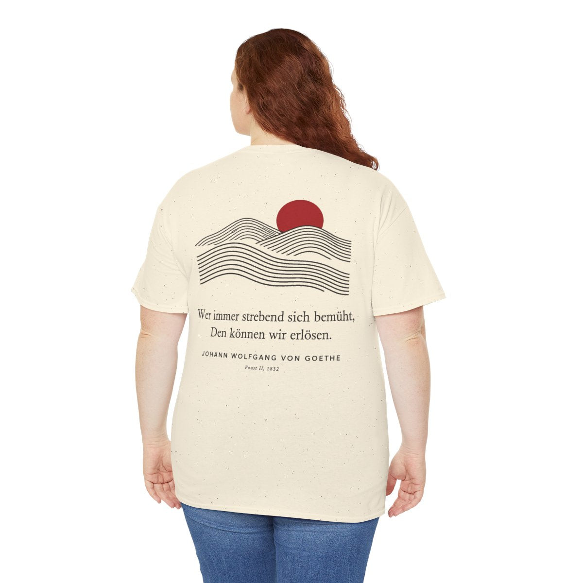 Unisex T-Shirt mit Zitat - Goethe - Wer immer strebend sich bemüht Linien (Druck hinten) – person-5-back