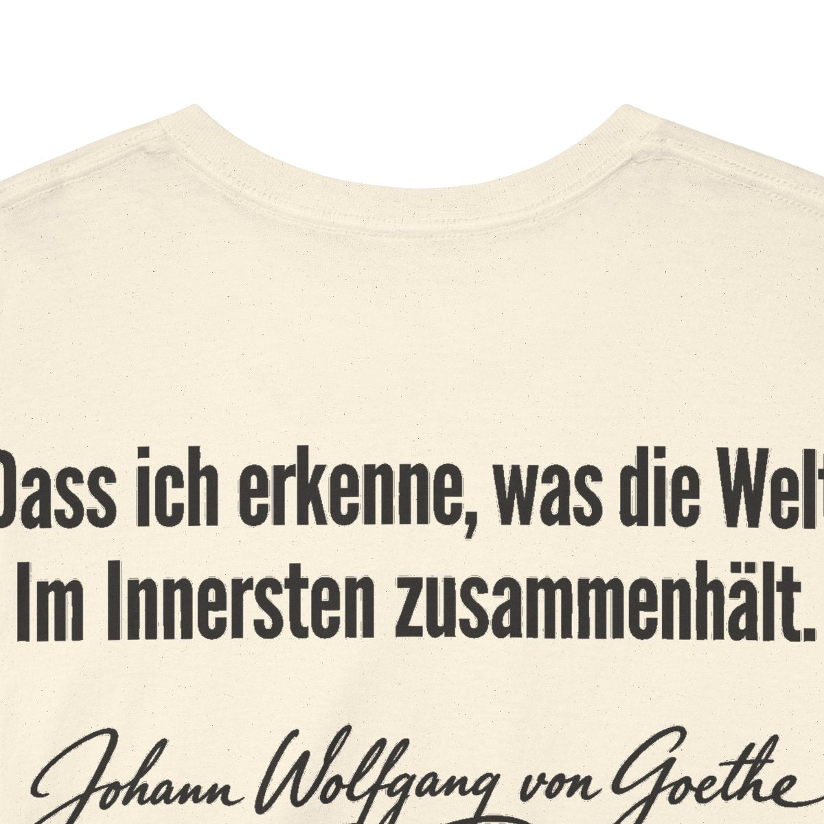 Unisex T-Shirt mit Zitat - Goethe - Dass ich erkenne, was die Welt Signatur (Druck hinten) – back-collar-closeup