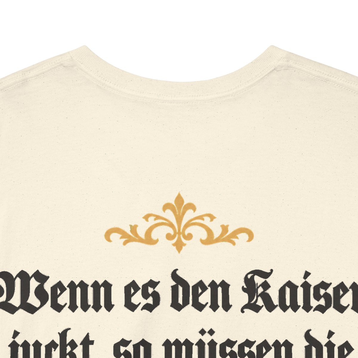Unisex T-Shirt mit Zitat - Heine - Wenn es den Kaiser juckt (Druck hinten) – back-collar-closeup