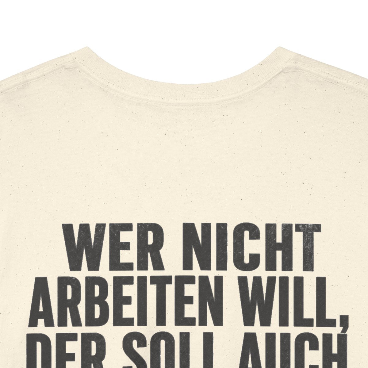 Unisex T-Shirt mit Zitat - Paulus - Wer nicht arbeiten will (Druck hinten) – back-collar-closeup
