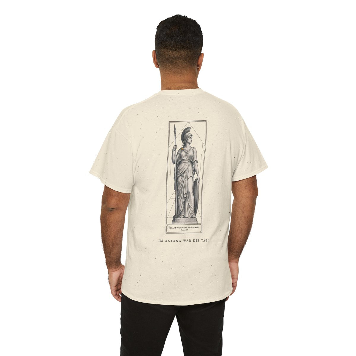 Unisex T-Shirt mit Zitat - Goethe - Im Anfang war die Tat (Druck hinten) – person-6-back