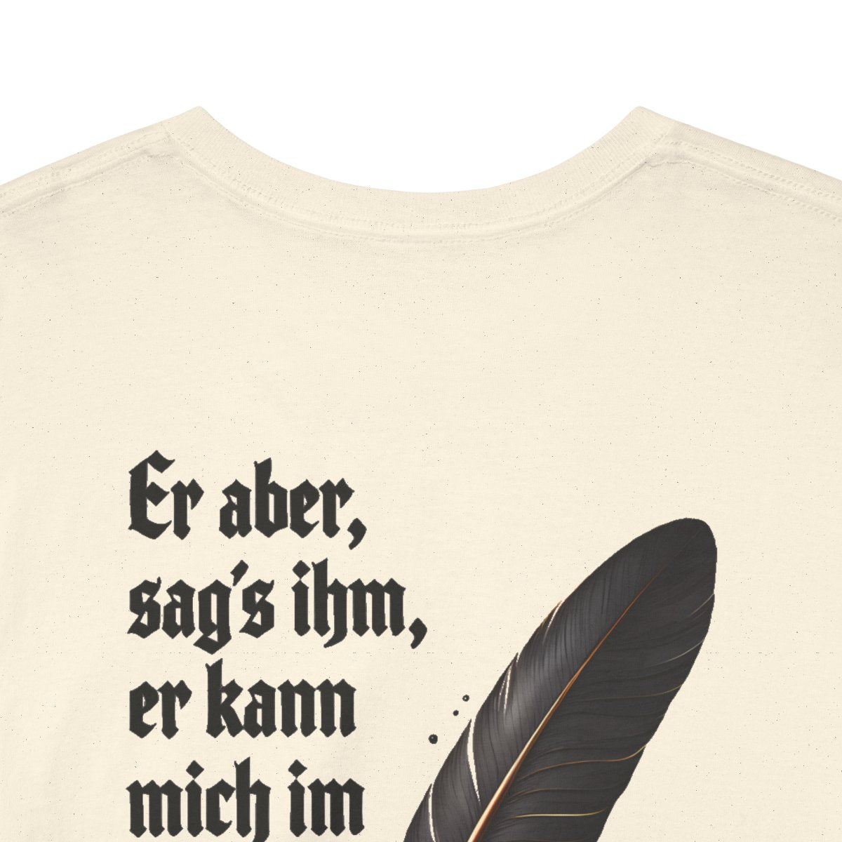 Unisex T-Shirt mit Zitat - Goethe - Er kann mich im Arsche lecken (Druck hinten) – back-collar-closeup