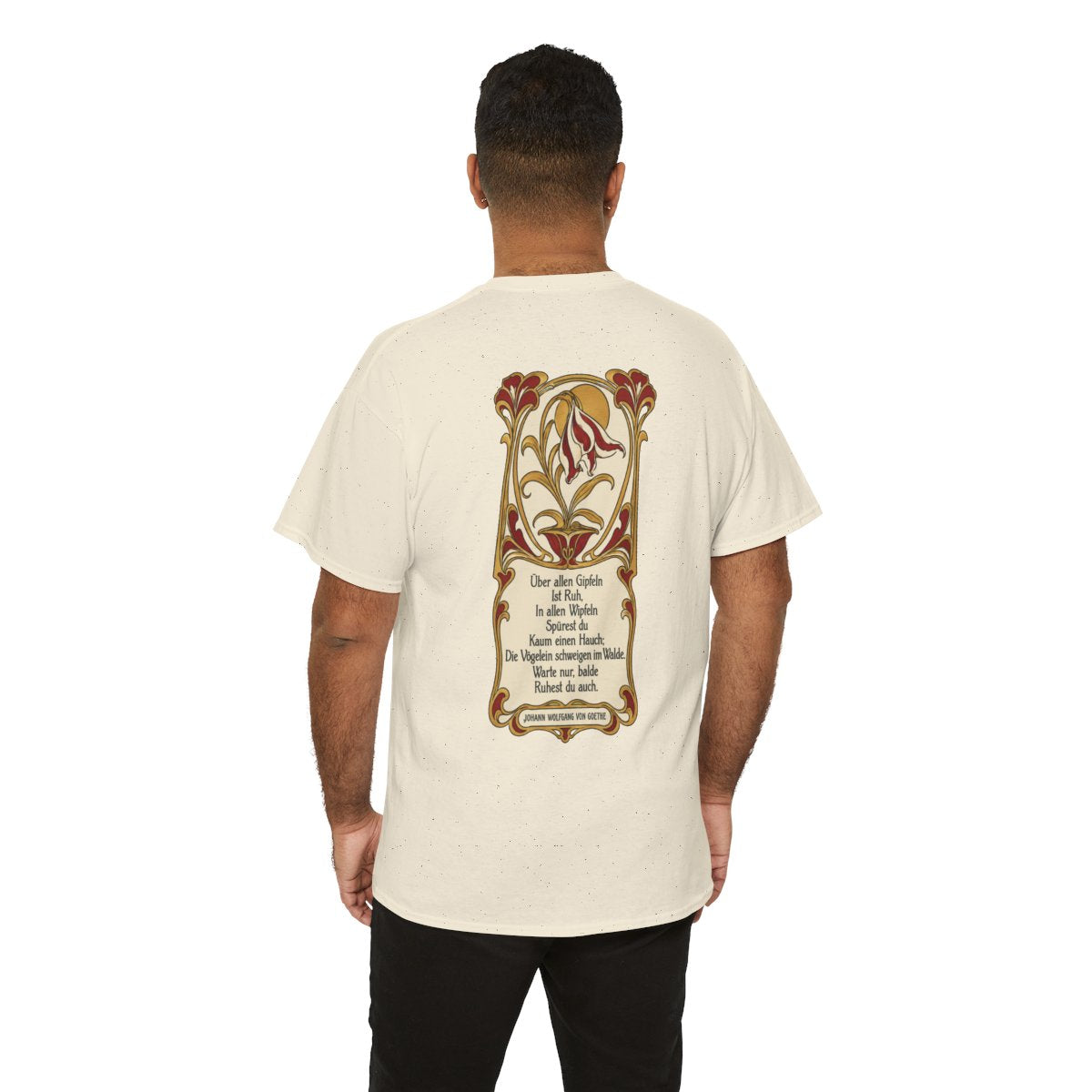 Unisex T-Shirt mit Zitat - Goethe - Über allen Gipfeln Jugendstil (Druck hinten) – person-6-back