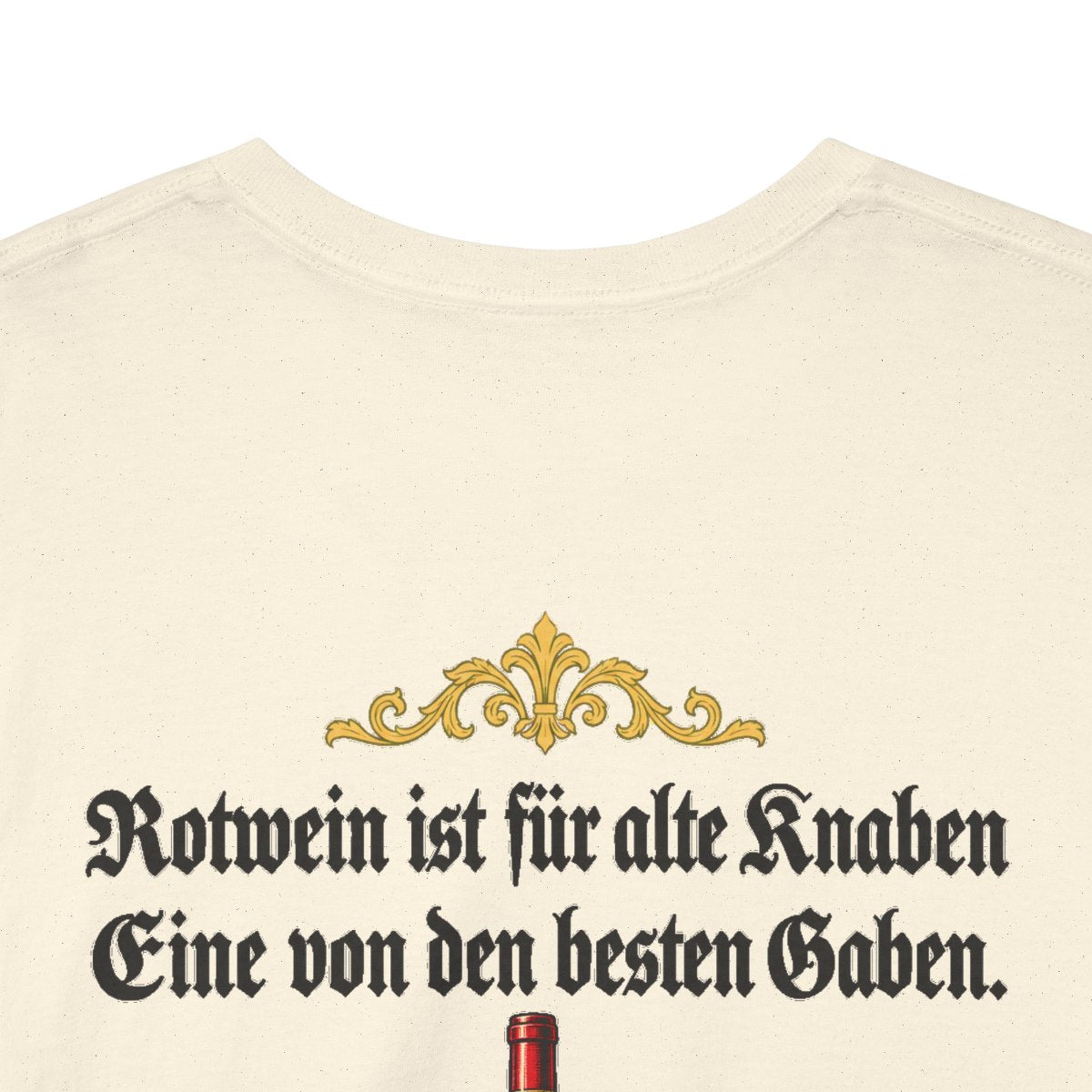 Unisex T-Shirt mit Zitat - Busch - Rotwein für alte Knaben Fraktur (Druck hinten) – back-collar-closeup