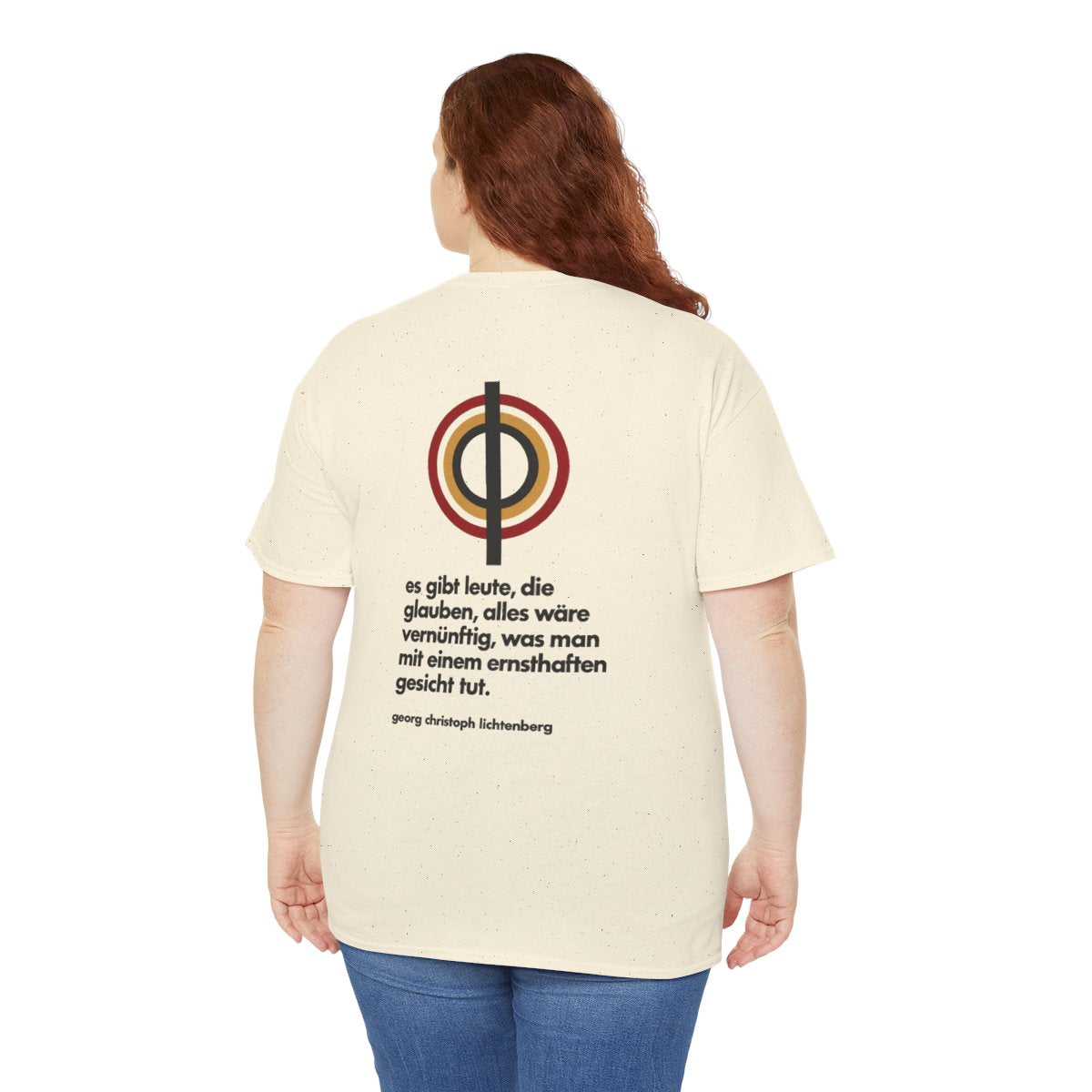 Unisex T-Shirt mit Zitat - Lichtenberg - Mit ernsthaftem Gesicht (Druck hinten) – person-5-back