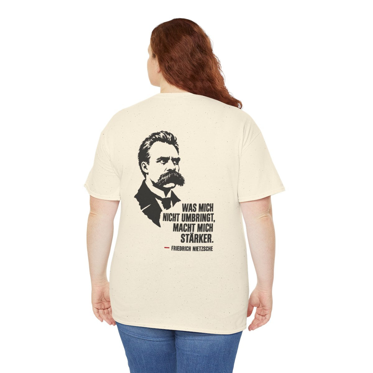 Unisex T-Shirt mit Zitat - Friedrich Nietzsche - Was mich nicht umbringt (Druck hinten) – person-5-back