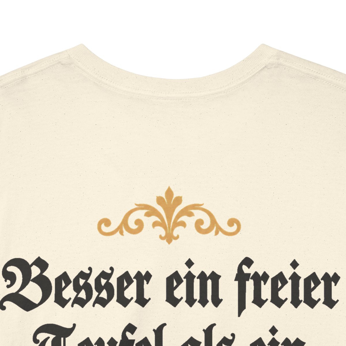 Unisex T-Shirt mit Zitat - Hille - Besser ein freier Teufel Fraktur (Druck hinten) – back-collar-closeup