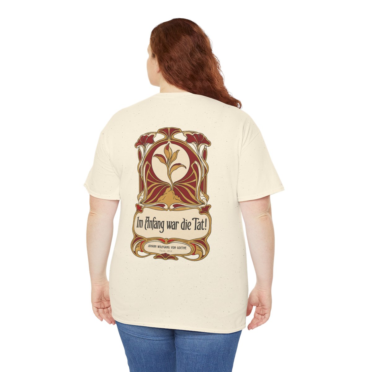 Unisex T-Shirt mit Zitat - Goethe - Im Anfang war die Tat Jugendstil (Druck hinten) – person-5-back
