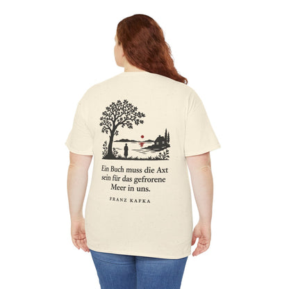 Unisex T-Shirt mit Zitat - Kafka - Ein Buch muss die Axt Scherenschnitt (Druck hinten) – person-5-back