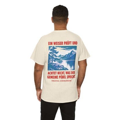 Unisex T-Shirt mit Zitat - Schikaneder - Ein Weiser prüft und achtet (Druck hinten) – person-6-back