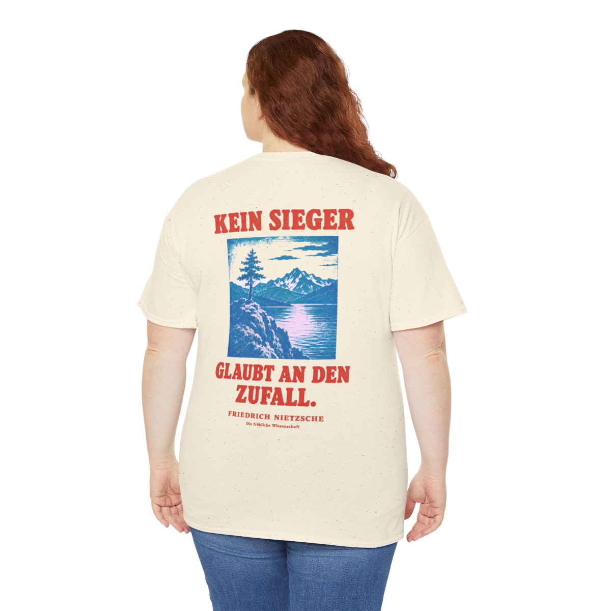 Unisex T-Shirt mit Zitat - Nietzsche - Kein Sieger glaubt an den Zufall (Druck hinten) – person-5-back