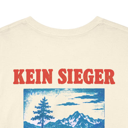 Unisex T-Shirt mit Zitat - Nietzsche - Kein Sieger glaubt an den Zufall (Druck hinten) – back-collar-closeup