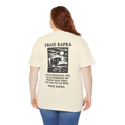 Unisex T-Shirt mit Zitat - Kafka - Ich bin unpünktlich (Druck hinten) – person-5-back