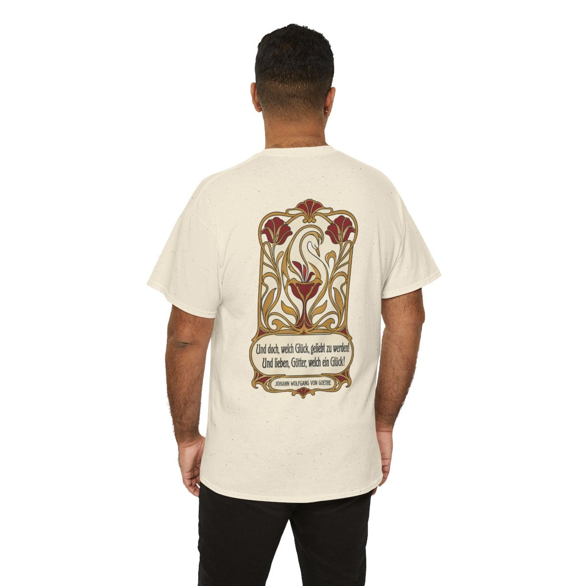Unisex T-Shirt mit Zitat - Goethe - Und doch, welch Glück, geliebt zu werden (Druck hinten) – person-6-back