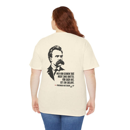 Unisex T-Shirt mit Zitat - Nietzsche - Zwei Drittel für sich (Druck hinten) – person-5-back