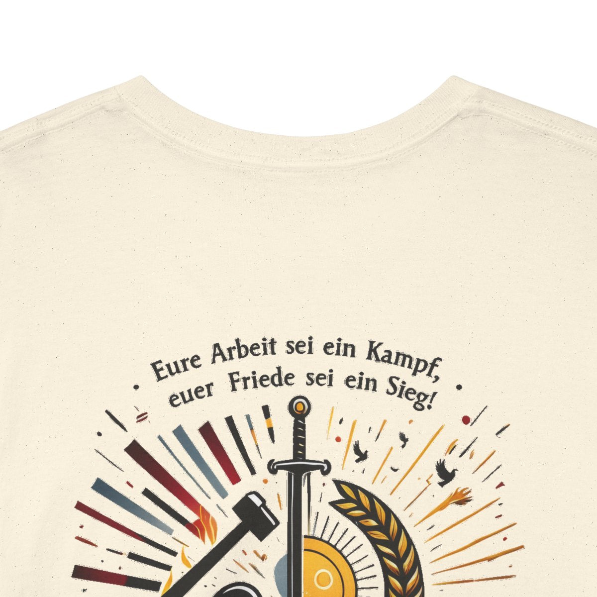 Unisex T-Shirt mit Zitat - Nietzsche - Arbeit sei ein Kampf (Druck hinten) – back-collar-closeup
