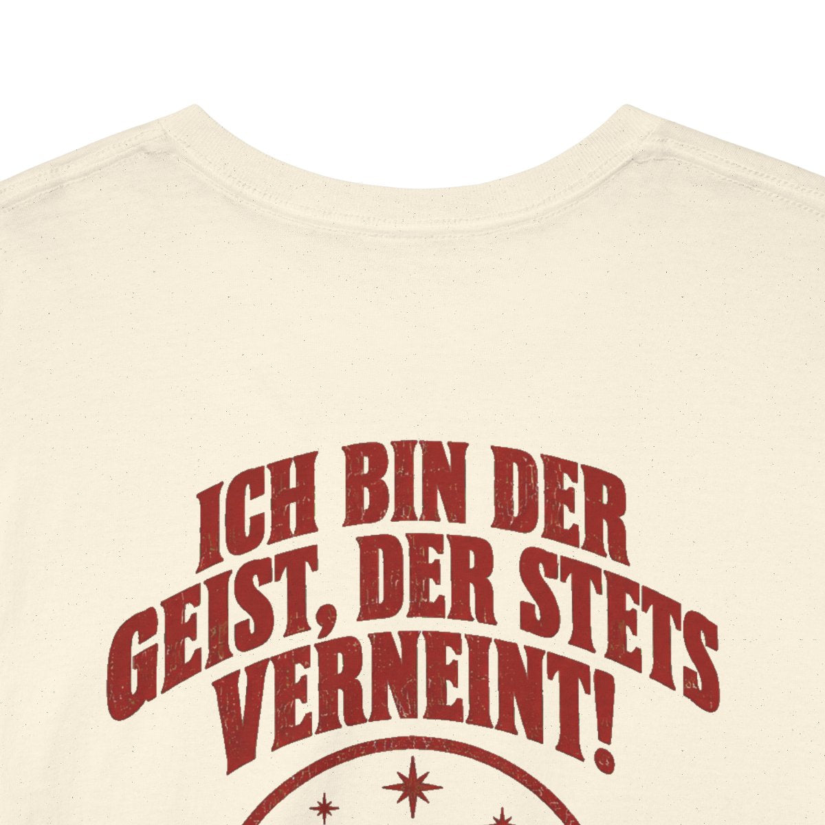 Unisex T-Shirt mit Zitat - Goethe - Ich bin der Geist, der stets verneint (Druck hinten) – back-collar-closeup