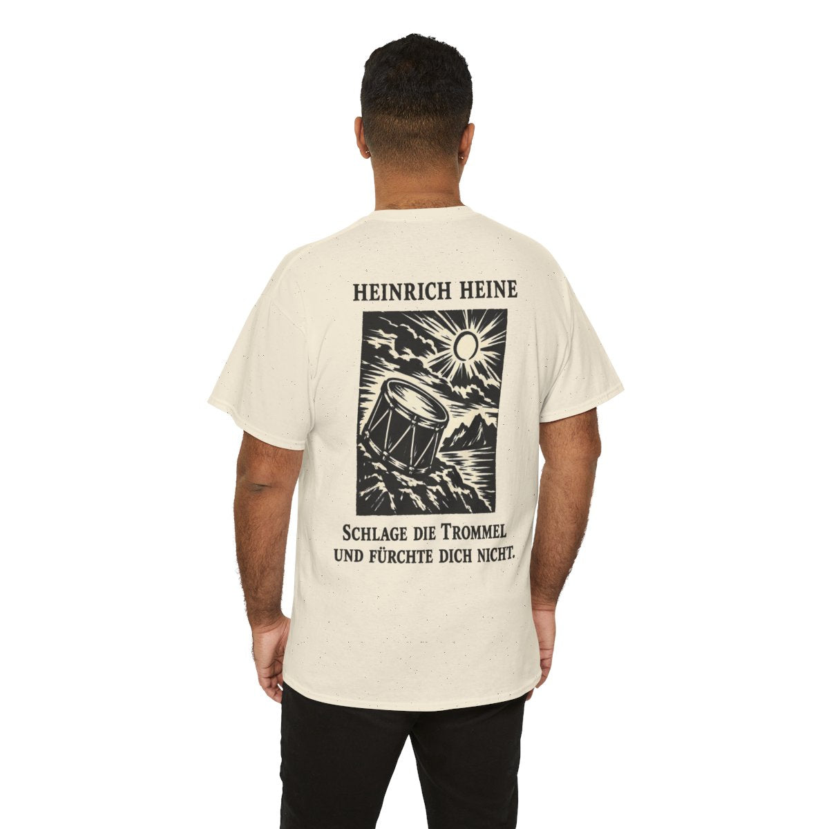 Unisex T-Shirt mit Zitat - Heine - Schlage die Trommel und fürchte dich nicht (Druck hinten) – person-6-back