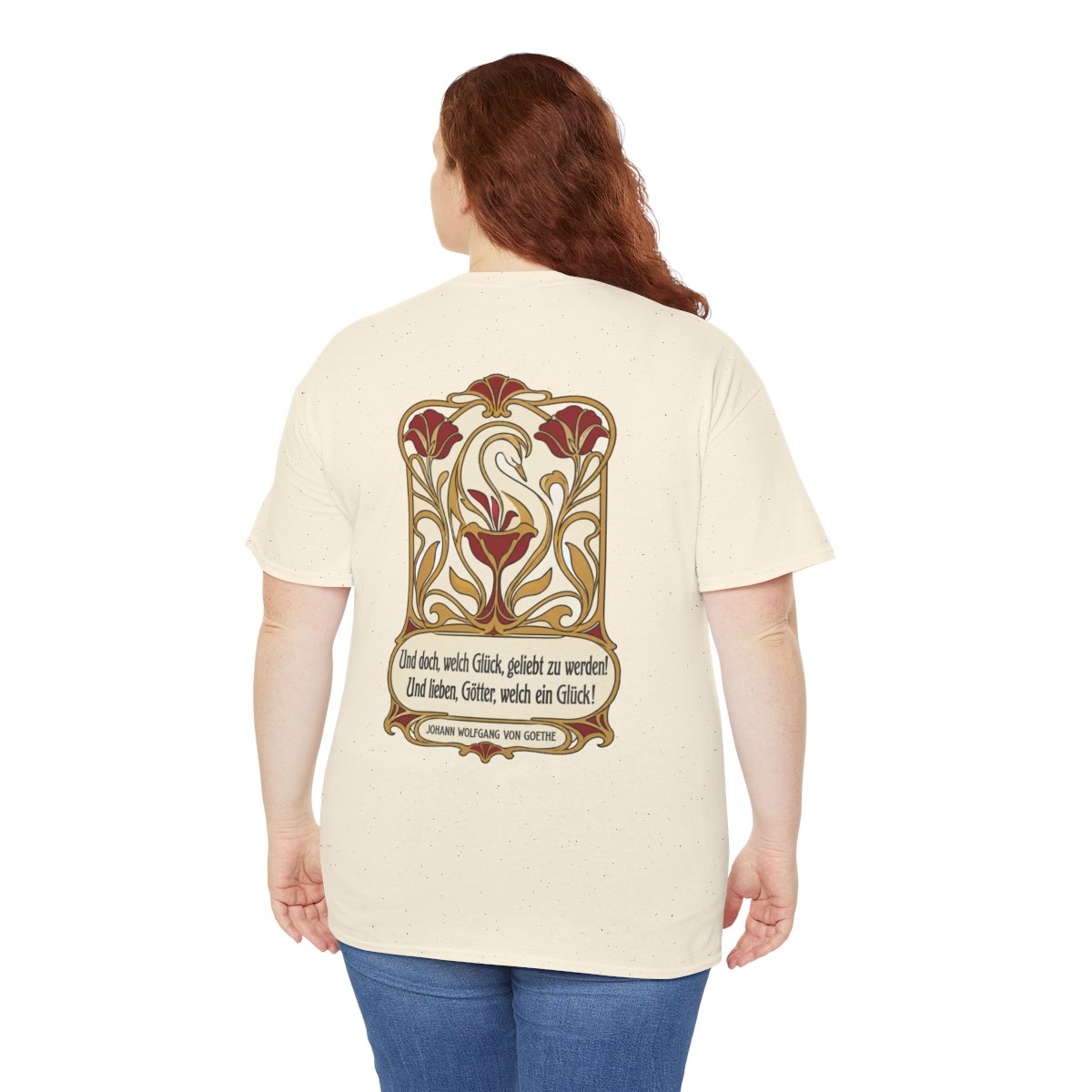 Unisex T-Shirt mit Zitat - Goethe - Und doch, welch Glück, geliebt zu werden (Druck hinten) – person-5-back