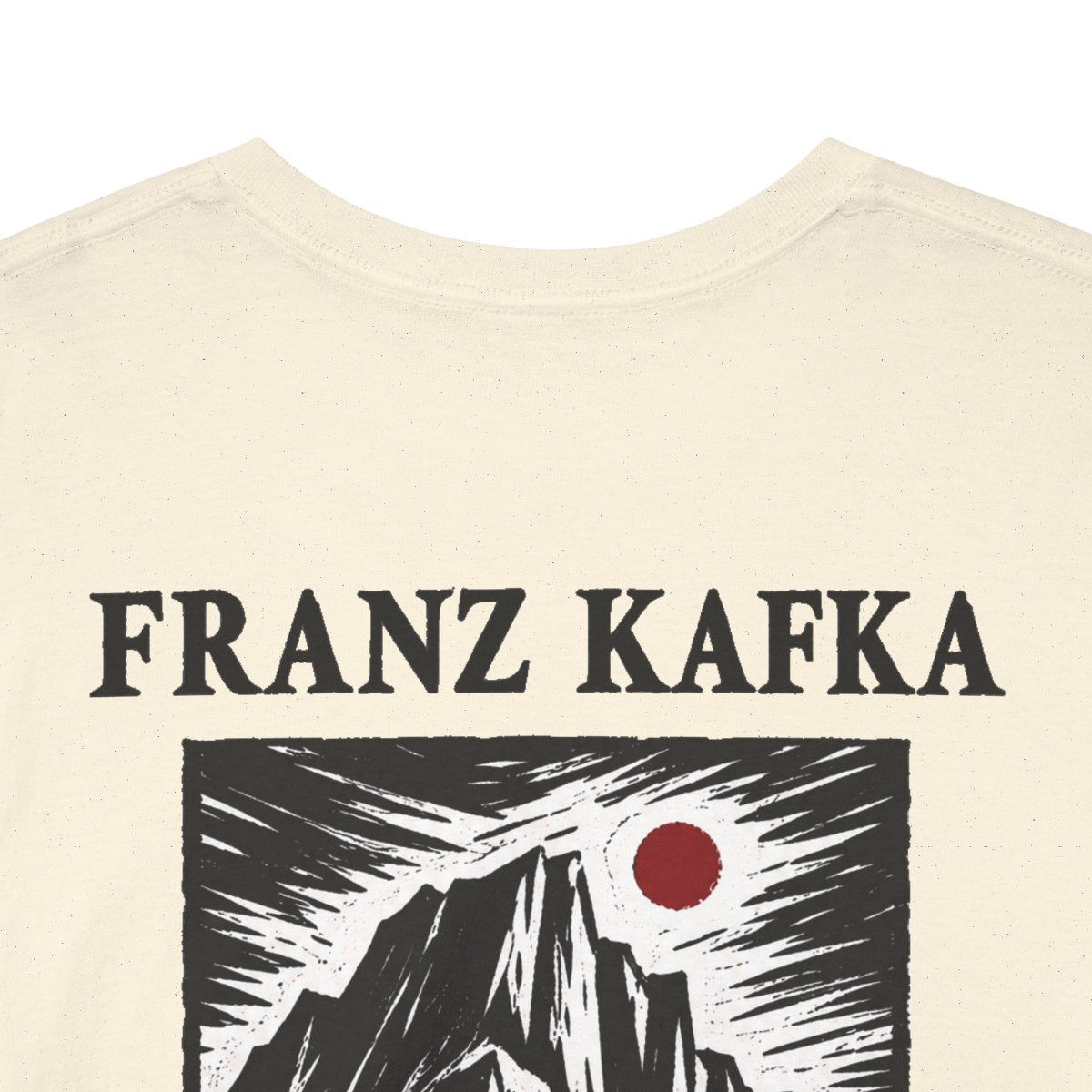 Unisex T-Shirt mit Zitat - Kafka - Ein Buch muss die Axt Holzschnitt (Druck hinten) – back-collar-closeup