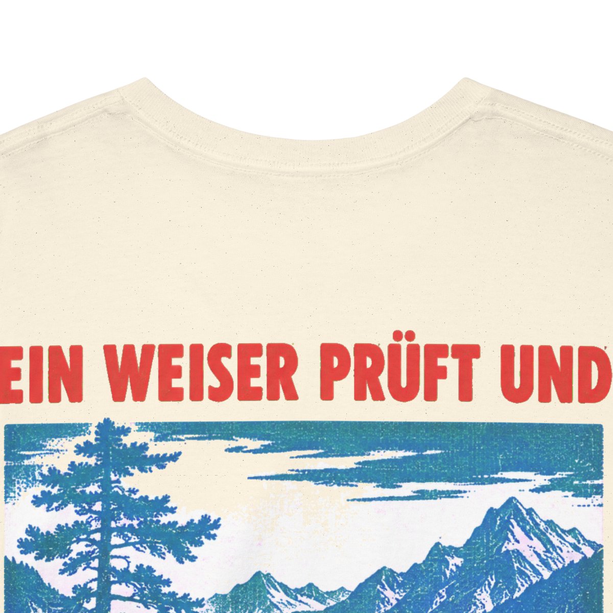 Unisex T-Shirt mit Zitat - Schikaneder - Ein Weiser prüft und achtet (Druck hinten) – back-collar-closeup